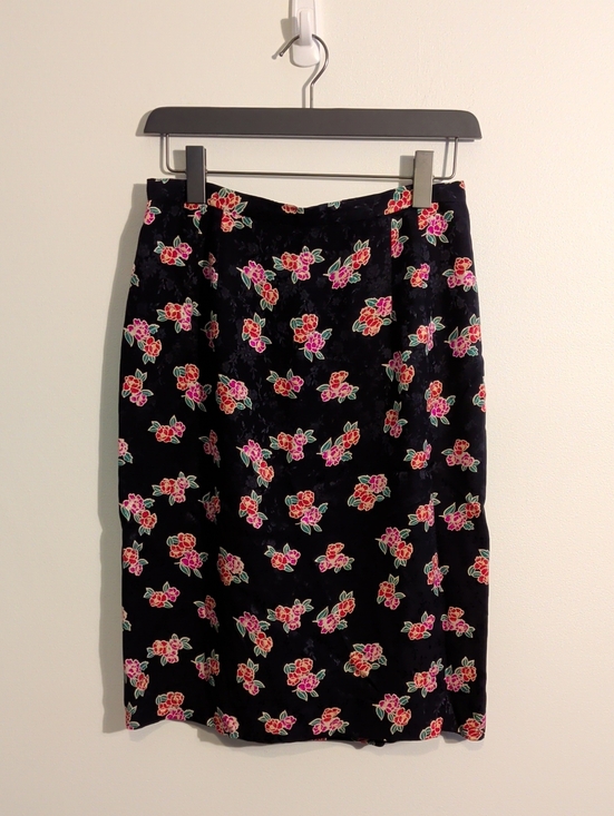 Vintage Dresses & Skirts - VINTAGE SILK floral pencil skirt - size 12